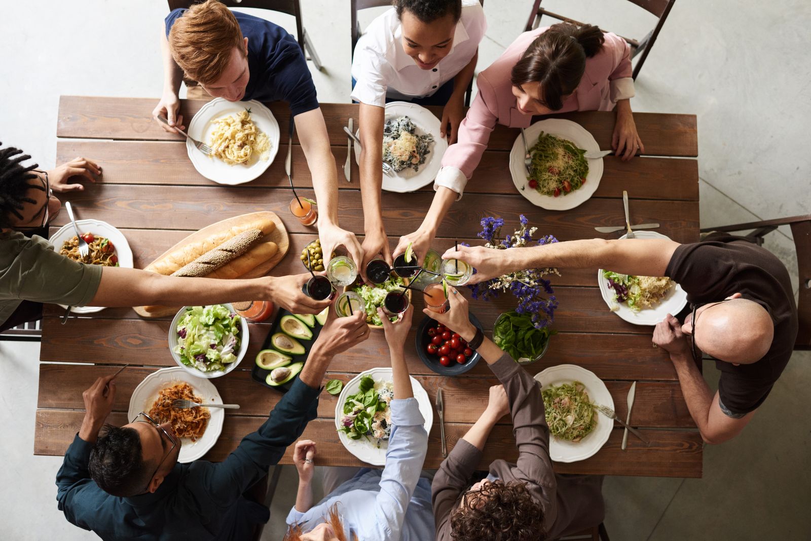 Convives autour d'une table