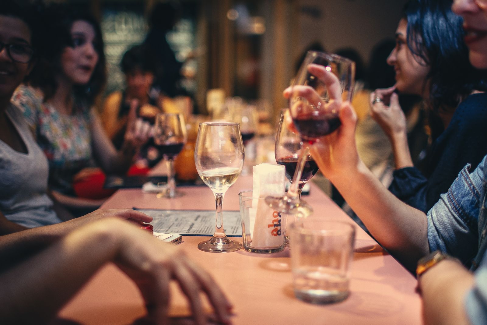 Table dressée prête à accueillir vos convives